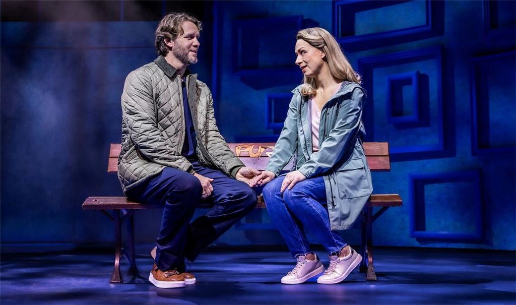 „Ziemlich abgerockt, aber immer noch da. So wie wir.“ Petra (Carolyn Soyka) und Robert (Markus Neugebauer) auf ihrer „PUR“-Bank