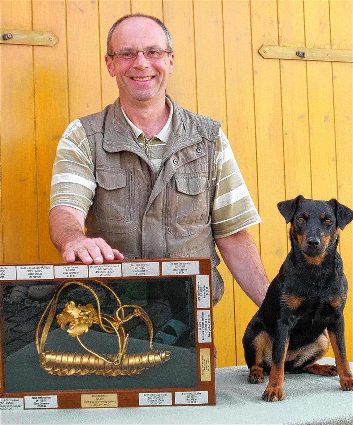 Ziemlich beste Freunde: Jäger Ulrich Langthaler und seine Jagdhündin Enzi. 