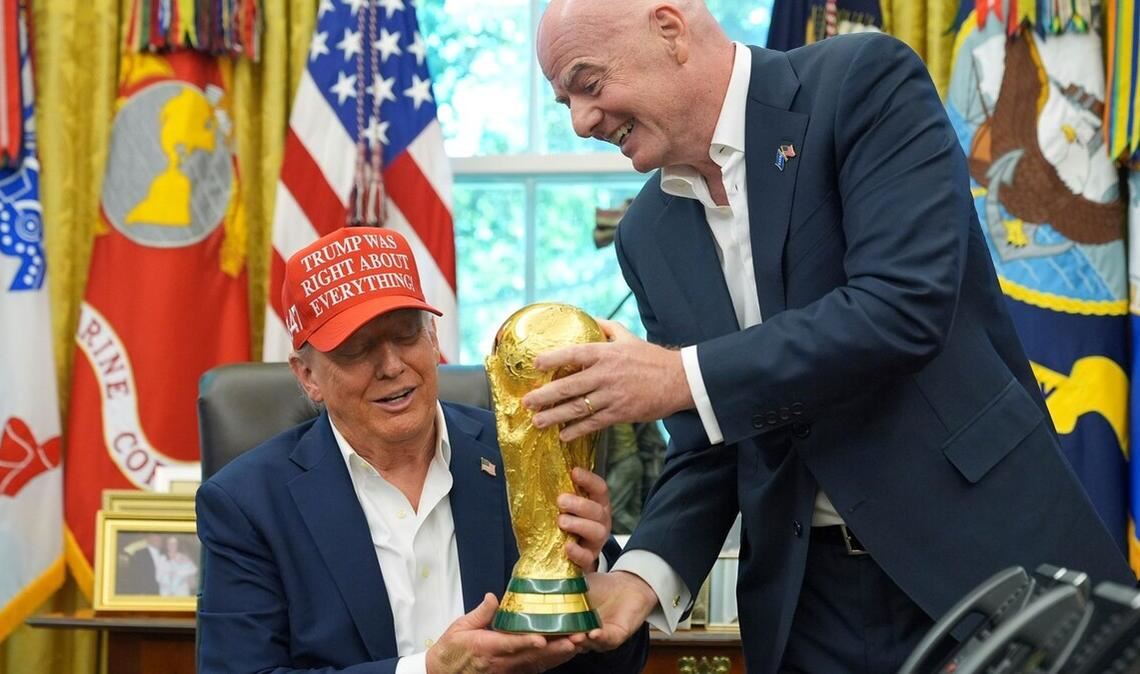 Ziemlich beste Freunde: der Fifa-Chef Gianni Infantino (rechts) überreicht dem US-Präsidenten Donald Trump den Weltmeister-Pokal und gibt ihm das Gefühl, ein großer Sieger zu sein.