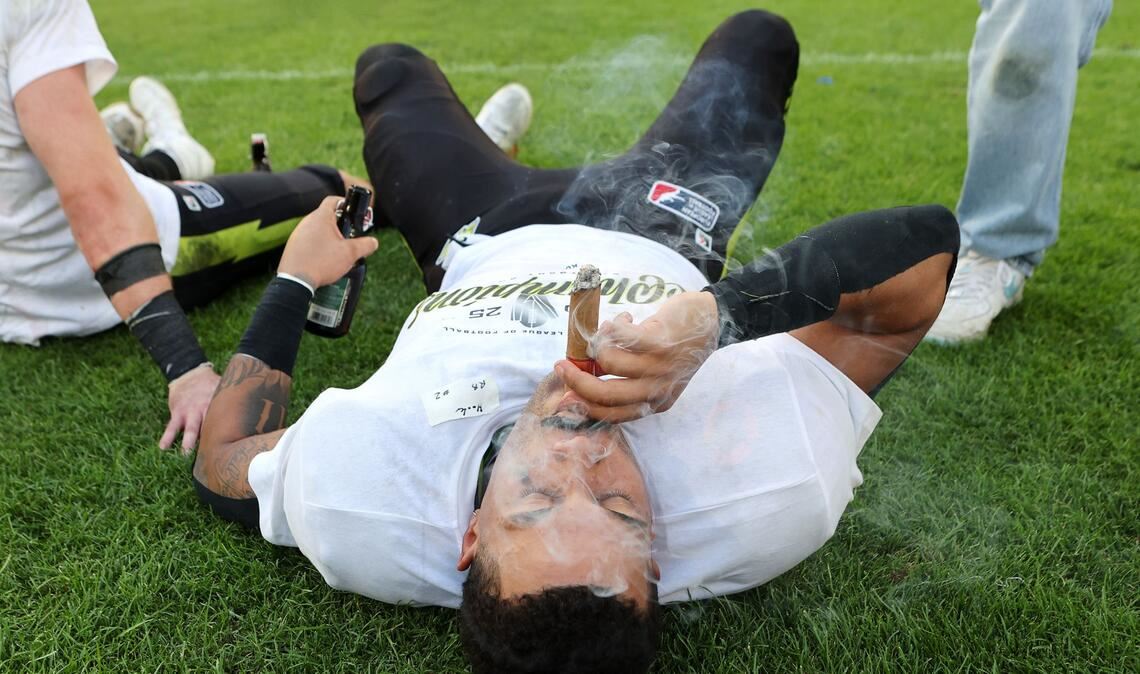 Zigarre für die Champions: Die Spieler von Stuttgart Surge feierten am Sonntag ausgelassen den ELF-Titel.