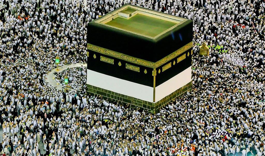 Zigtausende Pilger umrunden bei der Hadsch das Heiligtum Kaaba in Mekka