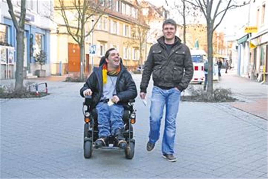 Zivi Friedrich Hueber begleitet Heinz Neumann bei einem Gang zur Bank. Der 22-Jährige ist der letzte Zivi, der bei der Lebenshilfe Vaihingen-Mühlacker seinen Pflichtdienst ableistet. Er empfindet seinen Einsatz in der Außenwohngruppe in Mühlacker als eine Bereicherung. Foto: Disselhoff