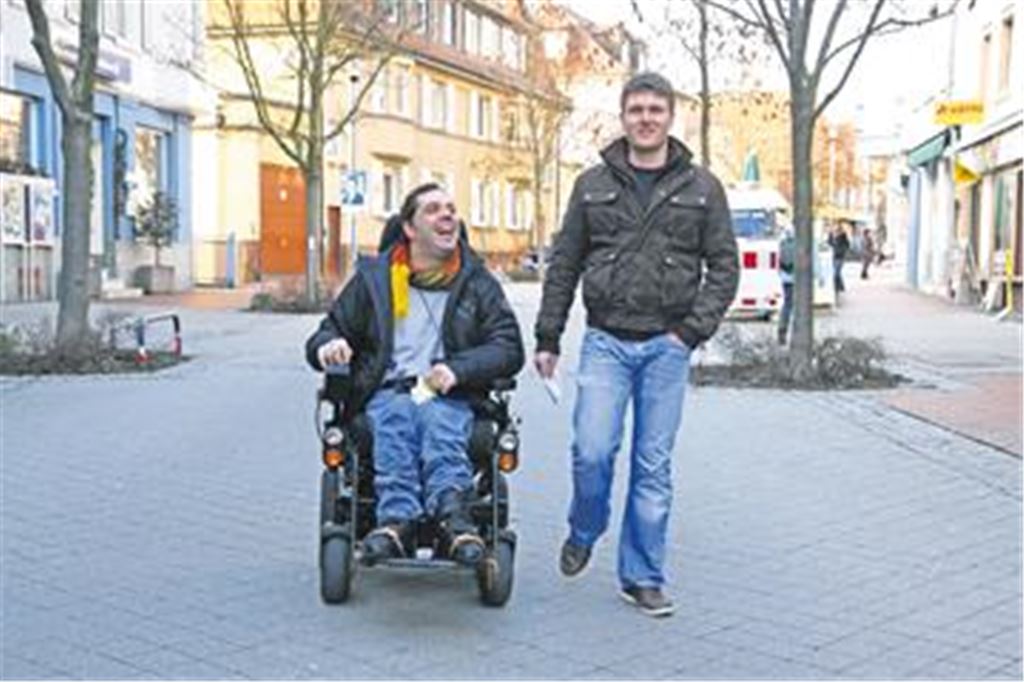 Zivi Friedrich Hueber begleitet Heinz Neumann bei einem Gang zur Bank. Der 22-Jährige ist der letzte Zivi, der bei der Lebenshilfe Vaihingen-Mühlacker seinen Pflichtdienst ableistet. Er empfindet seinen Einsatz in der Außenwohngruppe in Mühlacker als eine Bereicherung. Foto: Disselhoff