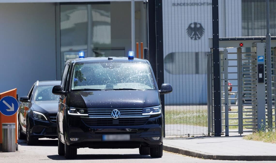 Zivilfahrzeuge mit Blaulicht verlassen das Gelände der Dienststelle Rintheimer Querallee des Bundesgerichtshofs in Karlsruhe.