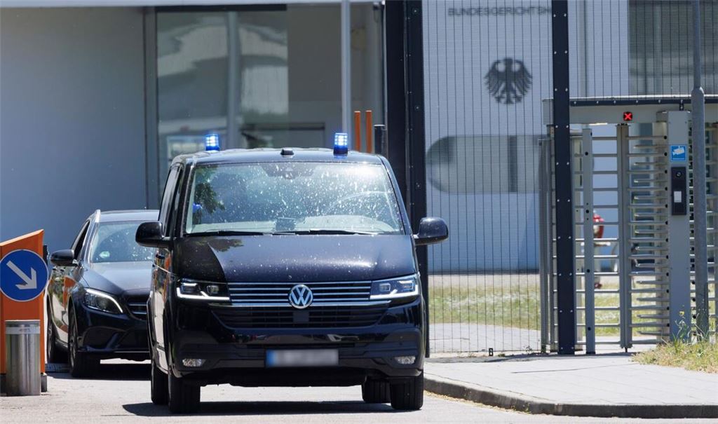 Zivilfahrzeuge mit Blaulicht verlassen das Gelände der Dienststelle Rintheimer Querallee des Bundesgerichtshofs in Karlsruhe.