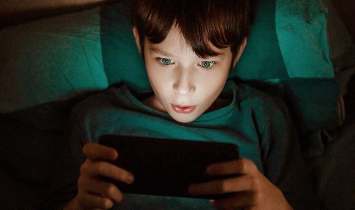 Zocken statt schlafen: Für viele Kinder und Jugendliche entwickelt das Smartphone Suchtpotenzial.