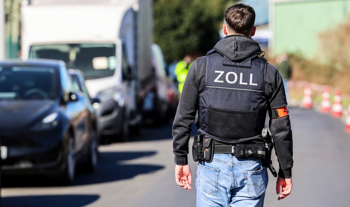 Zöllner im Einsatz beim Ausheben einer illegalen Zigarettenfabrik. (Archivbild)