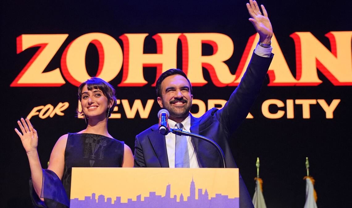 Zohran Mamdani und seine Frau Rama Duwaji wurden am Dienstagabend im Brooklyn Paramount Theater begeistert gefeiert.