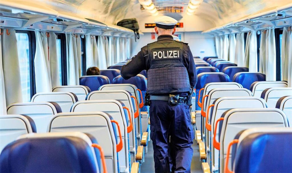 Zollbeamte fanden während einer Kontrolle in einem ICE knapp 13 Kilogramm Marihuana. (Symbolbild)