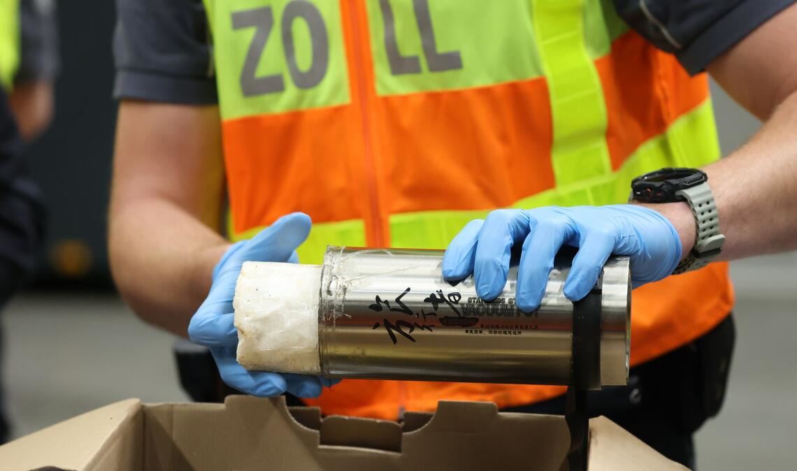 Zollbeamte finden bei einer Durchsuchung 500 Gramm Kokain, das in einer Thermoskanne versteckt ist.