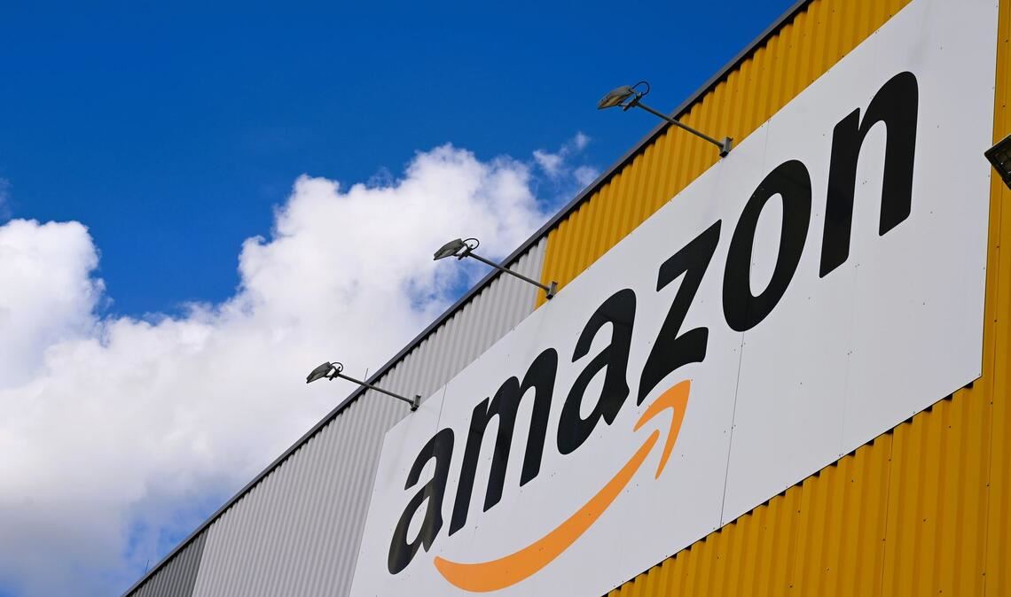 Zu Amazon gehört neben dem Handelsgeschäft auch die Cloud-Sparte AWS. (Archivbild)
