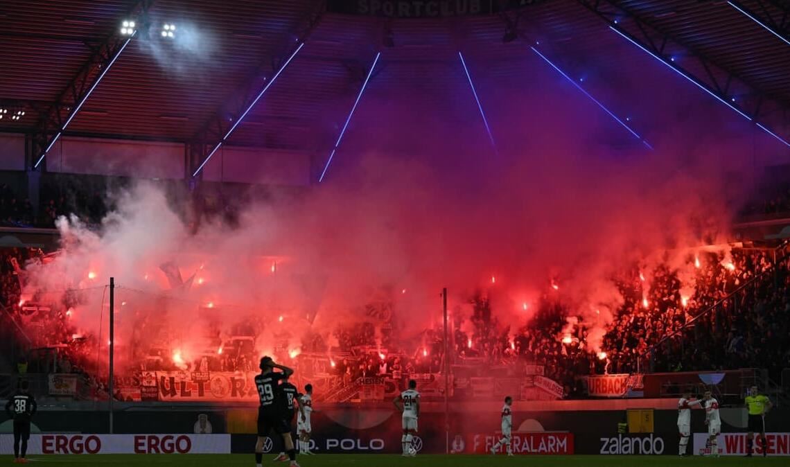Zu Beginn der 2. Halbzeit legen zumindest die VfB-Fans los wie die Feuerwehr.