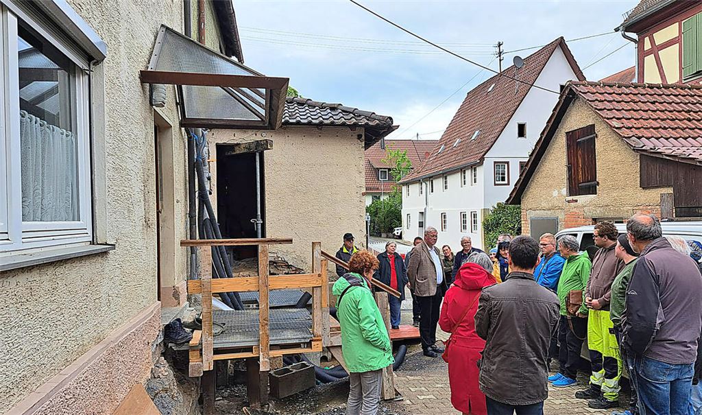 Zu Beginn des Ortstermins steht eine Besichtigung des ältesten Hauses von Mühlhausen an der Schlossstraße, das im Jahr 1516 erbaut wurde. Die Eigentümer Yvonne und David Marquart berichteten laut Mitteilung der CDU von der aufwendigen Sanierung. Foto: privat