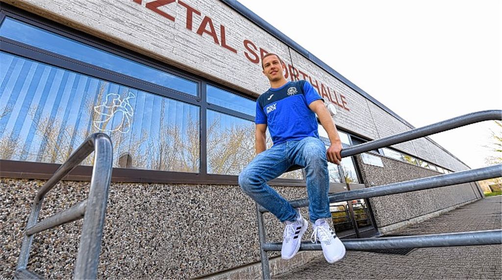 Zu Besuch an alter Wirkungsstätte: Vinzenz Haug vor dem Sportler-Eingang der Enztalsporthalle in Mühlacker. Schüller