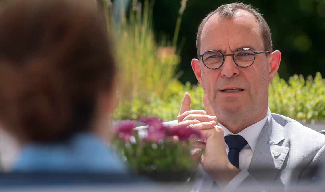 „Zufrieden kann ich damit nicht sein“ Zu Besuch auf der Dachterrasse des Mühlacker Tagblatt spricht Oberbürgermeister Frank Schneider unter anderem über sein Wahlergebnis im Kreistag. Foto: Fotomoment