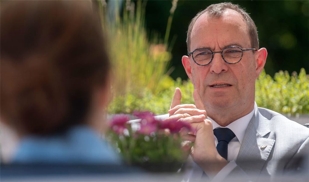 Zu Besuch auf der Dachterrasse des Mühlacker Tagblatt spricht Oberbürgermeister Frank Schneider unter anderem über sein Wahlergebnis im Kreistag. Foto: Fotomoment