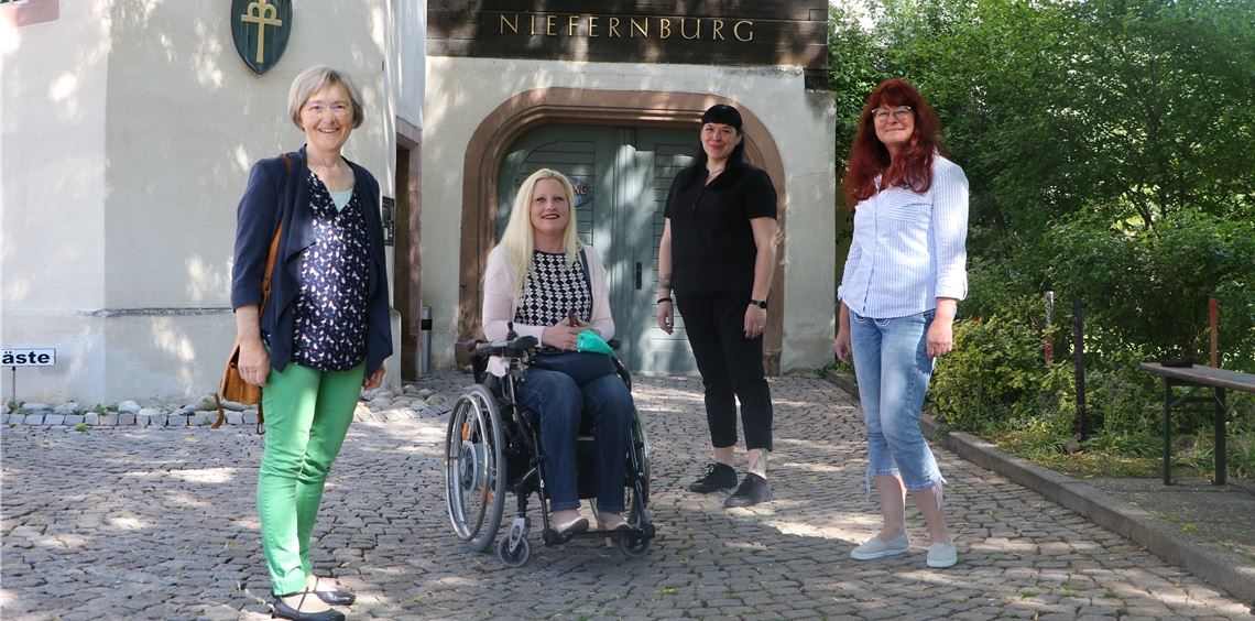 Zu Besuch in der Niefernburg: Die Grüne Landtagsabgeordnete Stefanie Seemann (v. li.), und die Bundestags-Kandidatin der Grünen für Pforzheim und den Enzkreis, Stephanie Aeffner, tauschen sich mit der Leiterin der Niefernburg Stefanie Fritz (re.) und deren Stellvertreterin Carina Eisele zur aktuellen Situation in der Einrichtung für schwer erziehbare Mädchen aus. Foto: Willimek