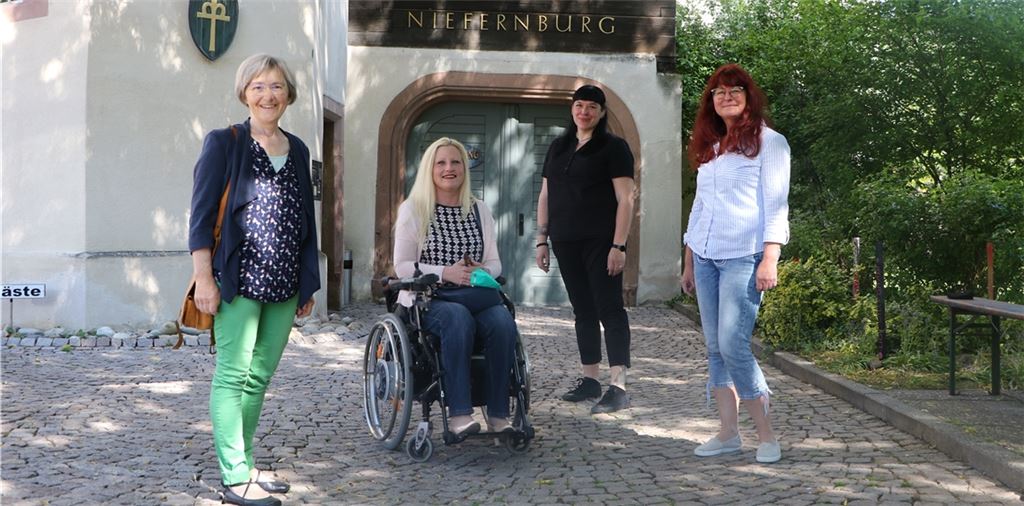 Zu Besuch in der Niefernburg: Die Grüne Landtagsabgeordnete Stefanie Seemann (v. li.), und die Bundestags-Kandidatin der Grünen für Pforzheim und den Enzkreis, Stephanie Aeffner, tauschen sich mit der Leiterin der Niefernburg Stefanie Fritz (re.) und deren Stellvertreterin Carina Eisele zur aktuellen Situation in der Einrichtung für schwer erziehbare Mädchen aus. Foto: Willimek