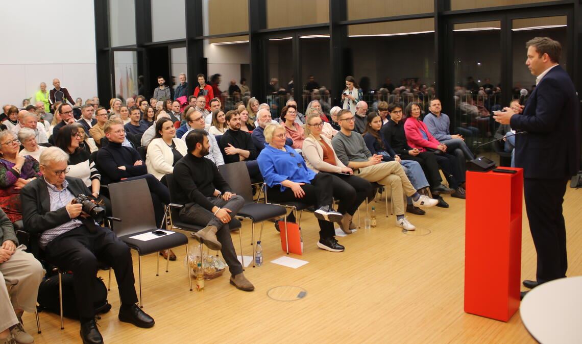 Zu Besuch nach Remchingen kommt der SPD-Chef Lars Klingbeil (rechts) auf Einladung der Bundestagsabgeordneten Katja Mast (vordere Reihe links neben Bürgermeisterin Julia Wieland (parteilos)). Foto: Zachmann