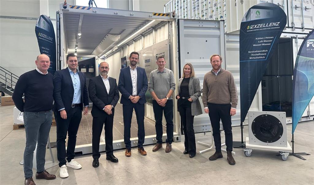 Zu Gast bei der Firma Heidinger mit den Geschäftsführern Frieder Heidinger (li.), Adrian Heidinger (3. v. re.) und Marius Böhm (re.) sind Landrat Bastian Rosenau (Bildmitte), Bürgermeister Armin Dauner (3. v. li.) sowie der städtische Wirtschaftsförderer Mirko Elinger und Linda Marschall (Wirtschaftsförderung Enzkreis). Foto: Enzkreis/Storzer