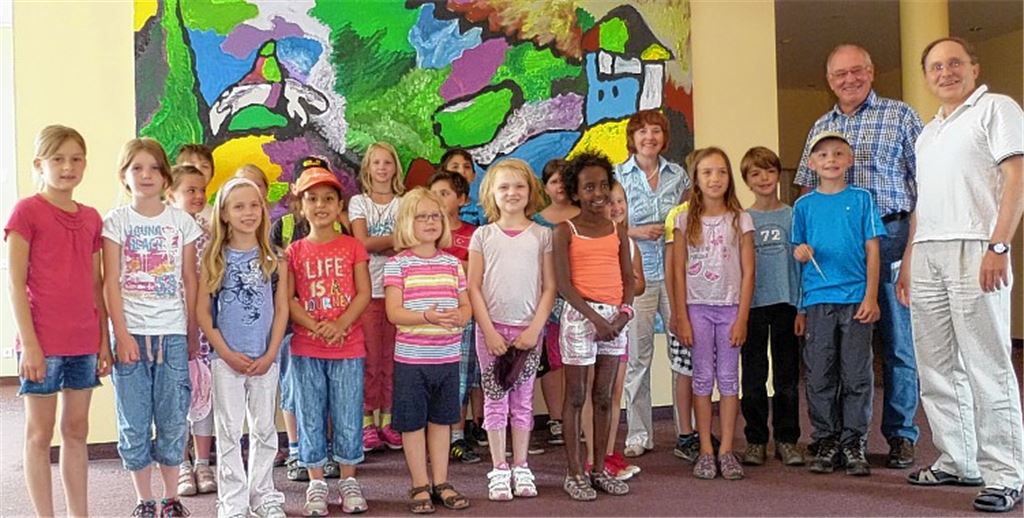 Zu Gast im Kinderzentrum: Freudensteiner Grundschüler übergeben eine Spende an Chefarzt Professor Dr. Rainer Blank und Werner Hupbauer vom Förderverein Christophorushilfe.