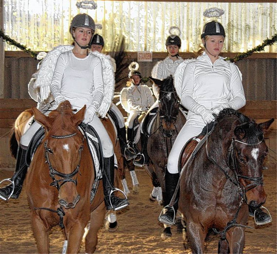 Zu Pferde mit Flügeln und Heiligenschein: Die Engelsquadrille ist ein anspruchsvoller Höhepunkt der Show.Foto: Westermann