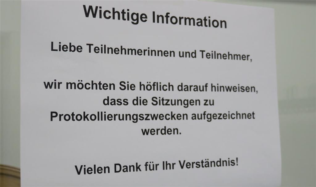Zu Risiken und Nebenwirkungen der KI-Nutzung lesen Sie... dieses neu angebrachte Schild im Sitzungssaal. Foto: Becker