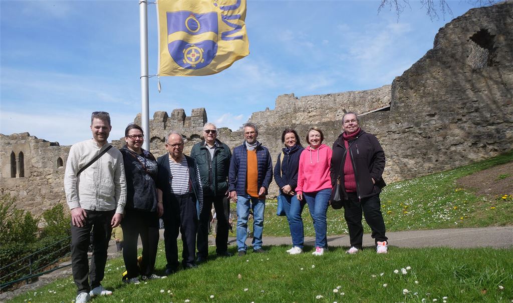 Zu Saisonstart freuten sich Theo Seemann (v.li.), Natascha Kastner, Günter Bächle, Hans-Bernd Weiner, Berthold Scheible, Bärbel Messmer, Natascha Blattner und Dorothea Brandauer über viele Besucherinnen und Besucher auf der Burg Löffelstelz. Foto: Friedrich
