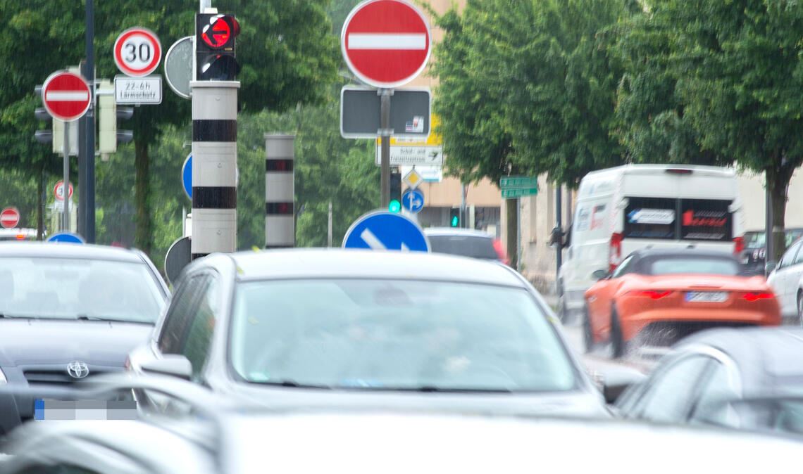 Zu Zeiten von Tempo 50 installiert, lösen die „Superblitzer“ an der B10 in Mühlacker heute schon bei über 30 km/h aus. Foto: Archiv