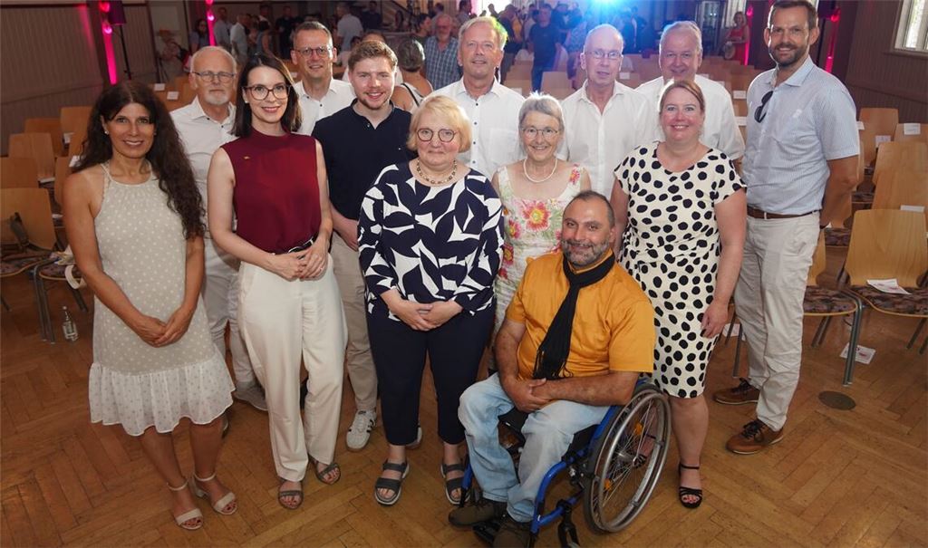 Zu den Ehrengästen zählen Landrat Bastian Rosenau (re.), Pforzheims Sozialbürgermeister Frank Fillbrunn (4.v.re.) und Mühlackers OB Stephan Retter (4.v.li.). Foto: Roller