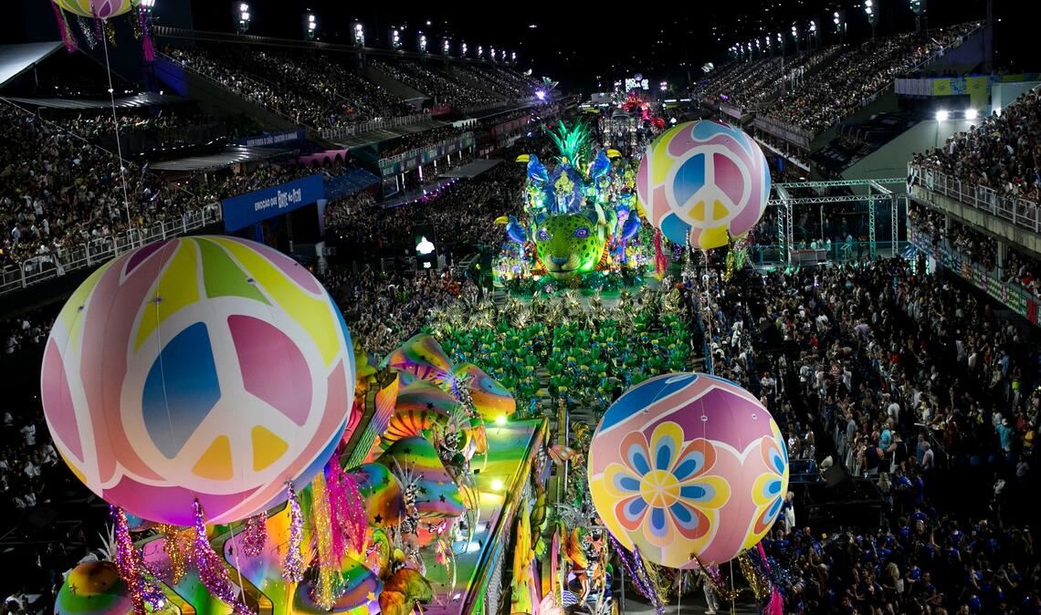 Zu den Höhepunkten gehörten Handlungen, die an brasilianische Persönlichkeiten, kulturelle Traditionen und Geschichten der afrobrasilianischen Bevölkerung erinnerten.
