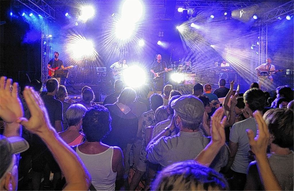 Zu den Megahits ein perfekter Sound und eine ausgefeilte Lightshow: Das „Holztrio“ scheut beim Gartenschau-Konzert keine Mühen und keinen Aufwand für ein grandioses Gesamtpaket.