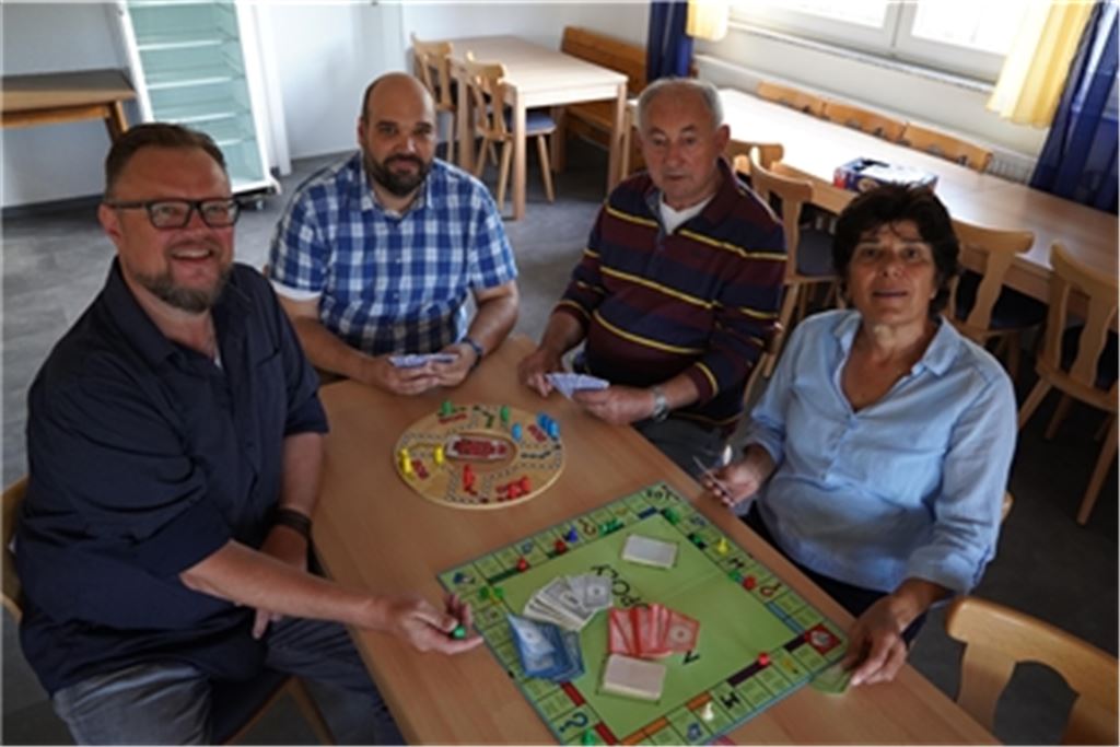 Zu den Organisatoren Stefan Kessler, Ronnie Renz (v.li.) und Gabi Riede hat sich bereits der erste Spieler Wolfgang Kraft gesellt. Foto: Recken