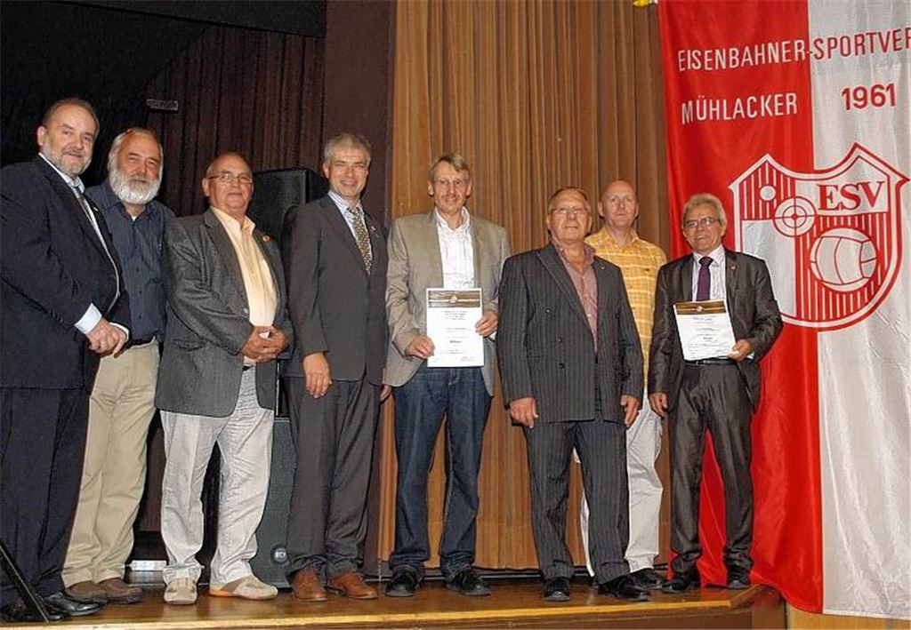 Zu den im Rahmen des Festbanketts geehrten Mitgliedern des ESV Mühlacker gehören Günter Gayde, Wolfgang Müller, Werner Kuhn, Martin Reinhardt, Norbert Jantschik, Herbert Korn, Peter Murschel und Alfred Gebauer (v. li.).. Foto: Fotomoment