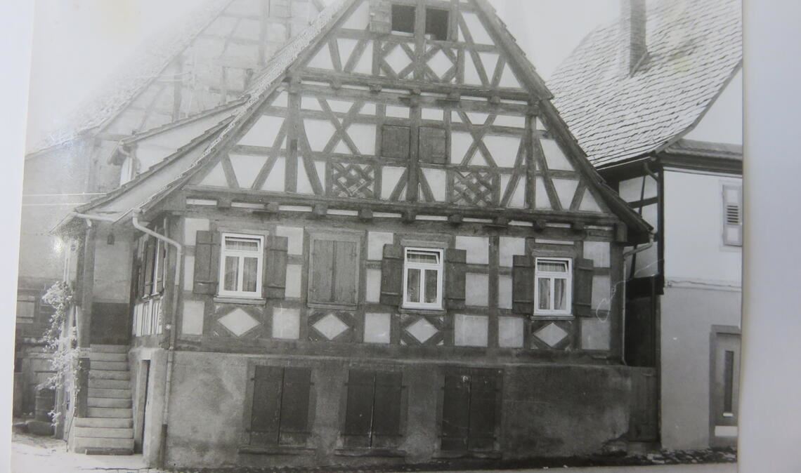 Schlüssel zur Familiengeschichte Zu den imposanten Fachwerkgebäuden an der Knittlinger Straße in Lienzingen zählt auch das Haus, in dem Rosa Aichelberger, spätere Grathwohl, aufwuchs. Fotos: privat