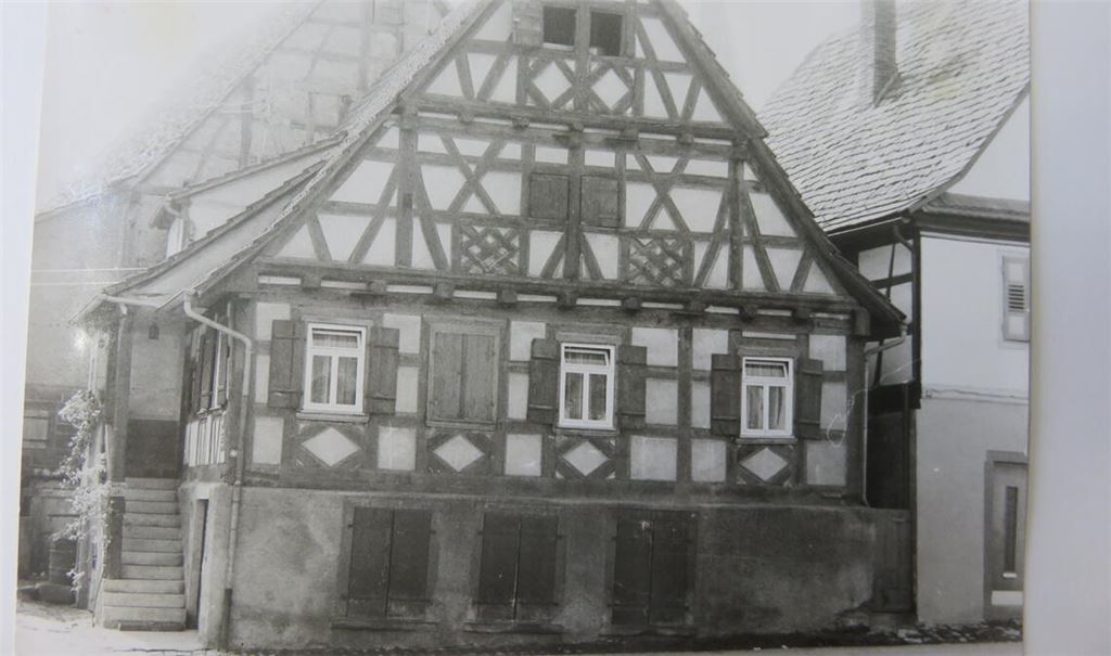 Zu den imposanten Fachwerkgebäuden an der Knittlinger Straße in Lienzingen zählt auch das Haus, in dem Rosa Aichelberger, spätere Grathwohl, aufwuchs. Fotos: privat