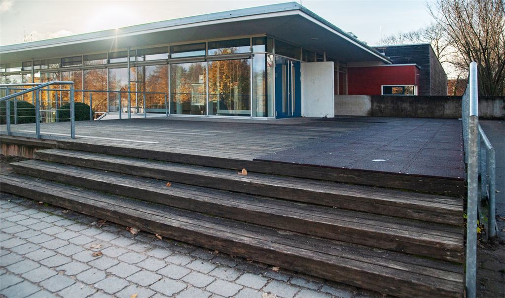Zu den kommunalen Gebäuden, in deren Unterhalt investiert wird, gehört auch die Gießbachhalle in Diefenbach. Die Holzterrasse muss erneuert werden. Foto: Fotomoment