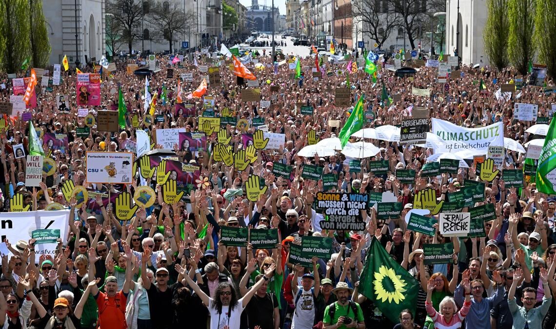 Zu der Kundgebung in München hatten der Bund Naturschutz in Bayern, Fridays For Future, Greenpeace und das Umweltinstitut München aufgerufen.