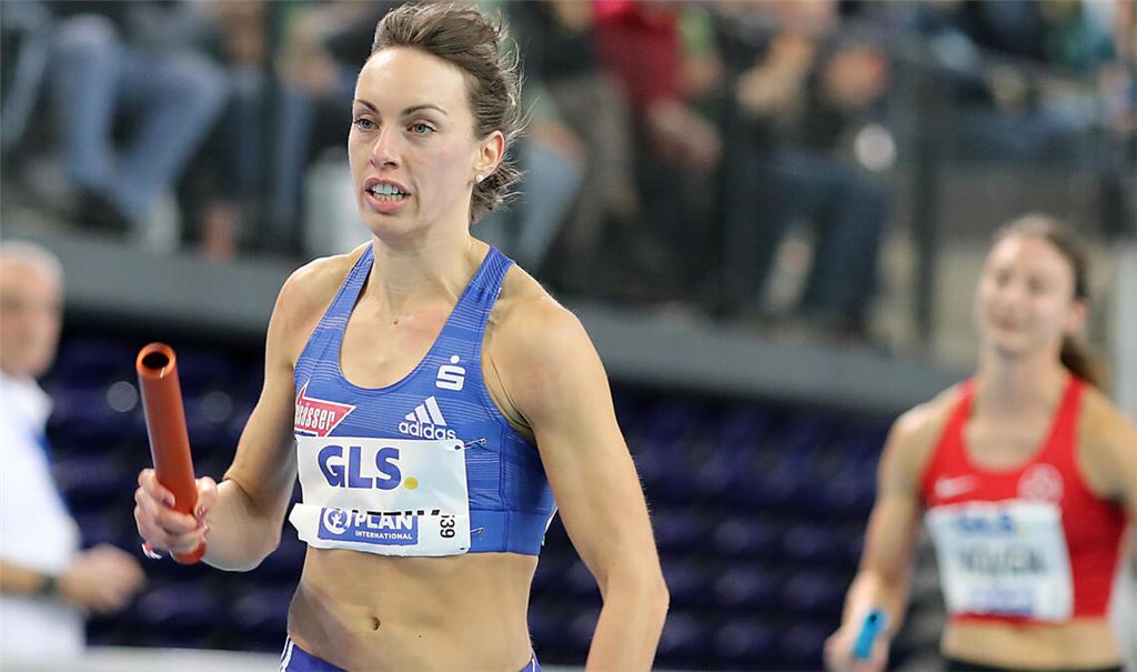 Zu diesem Zeitpunkt liegt Carolina Krafzik noch auf Kurs, dann aber passiert ein Missgeschick beim Stabwechsel.