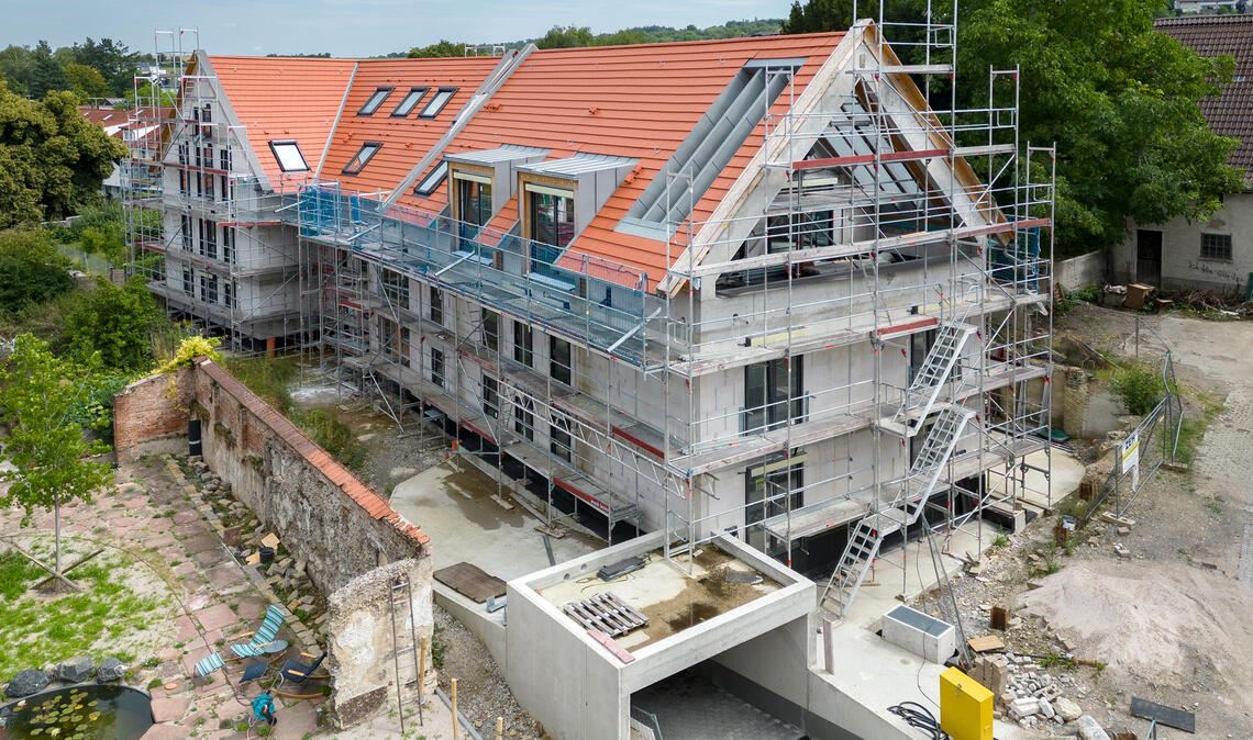 Zu drei Vierteln fertig: Dem Bauprojekt für betreutes Seniorenwohnen im Wiernsheimer Ortskern droht wegen der Insolvenz der Paulus Wohnbau eine Verzögerung. Foto: Fotomoment