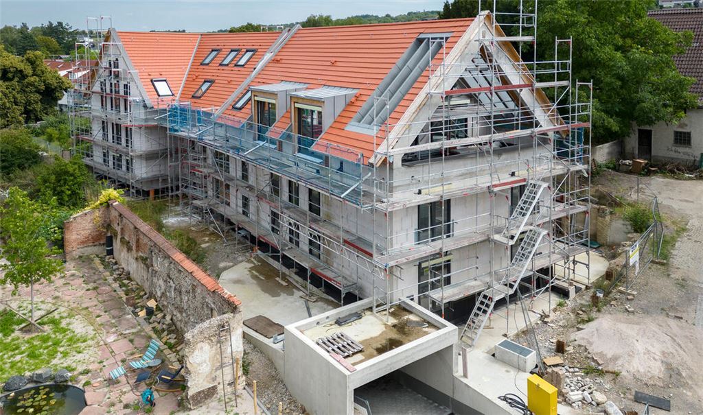 Zu drei Vierteln fertig: Dem Bauprojekt für betreutes Seniorenwohnen im Wiernsheimer Ortskern droht wegen der Insolvenz der Paulus Wohnbau eine Verzögerung. Foto: Fotomoment