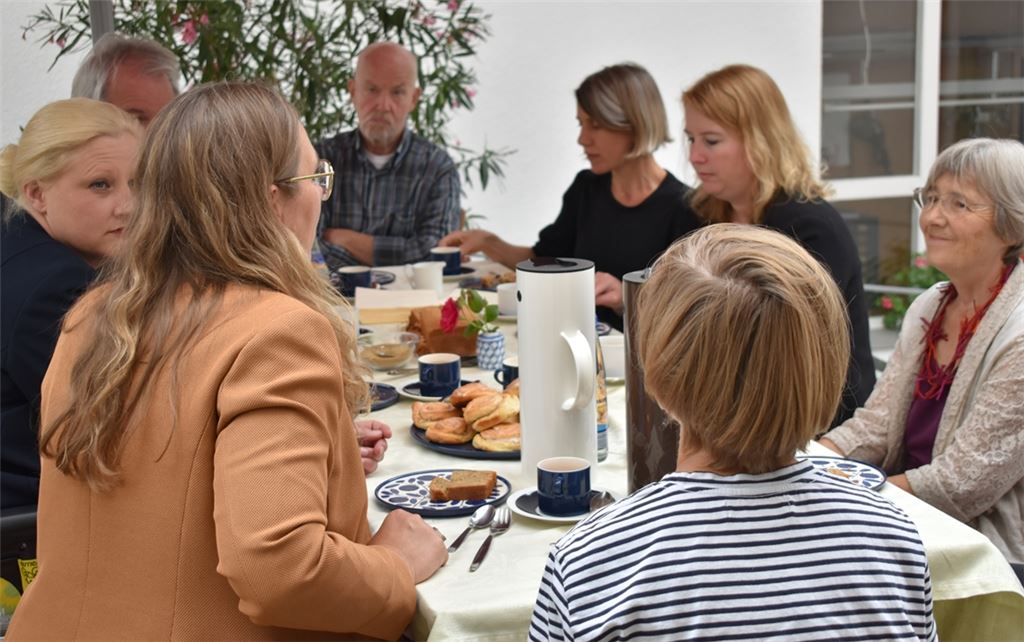 Zu einem angeregten Austausch über das neue Bundesteilhabegesetz und dessen Umsetzung treffen sich im Begleiteten Wohnen Mühlacker (von links) Vermieterin Valerie Wolf, Landes-Behindertenbeauftragte Stephanie Aeffner (Grüne), Geschäftsführer Miteinanderleben Norbert Bogner, Vorstandsvorsitzender Miteinanderleben Bruno Klopfer, Bereichsleitung Margarita Christmann, stellvertretende Geschäftsführerin Maren Bieberich und Landtagsabgeordnete Stefanie Seemann (Grüne).  Bischoff-Krappel