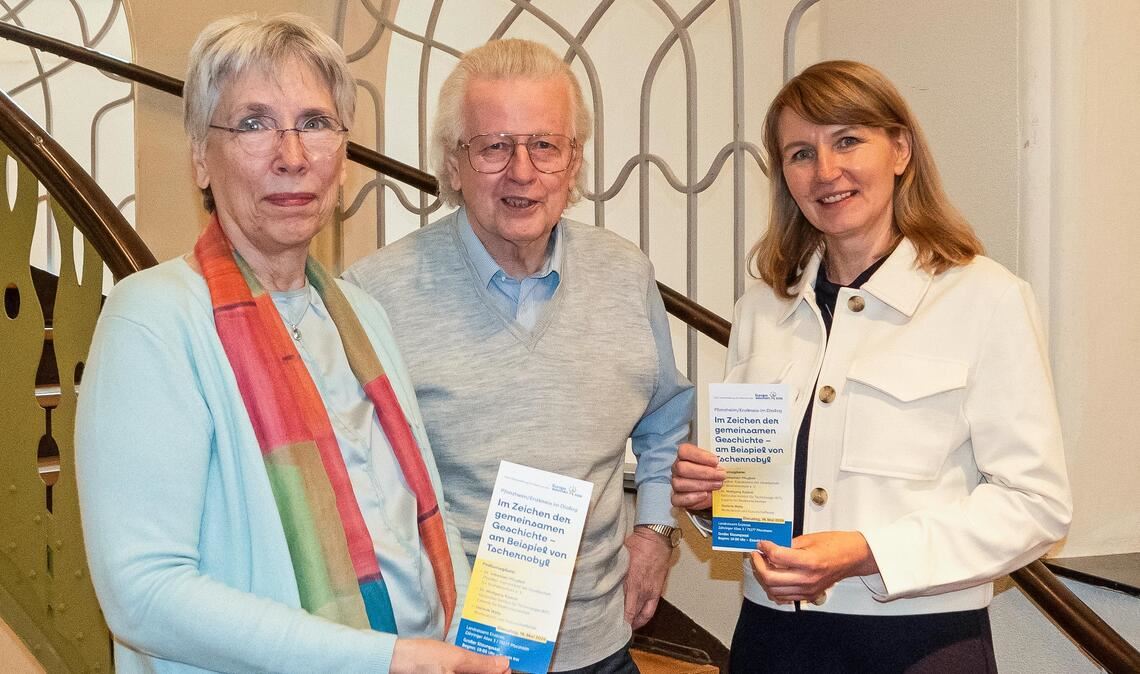 Zu einer Diskussion 40 Jahre nach dem Super-GAU in Tschernobyl laden ein (v.li.) Katharina Leicht (Deutsch-Russische Gesellschaft), Wenzel Philipp (Deutsch-Polnische Gesellschaft) und Liane Bley (Ansprechpartnerin der Deutsch-Ukrainischen Gesellschaft). Foto: Volz