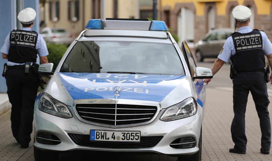 Zu einer handfesten körperlichen Auseinandersetzung wurde die Polizei in der Nacht auf Donnerstag in die Hohenzollernstraße in den Bereich der Ispringer Staffel gerufen. Foto. Symbolbild/Archiv
