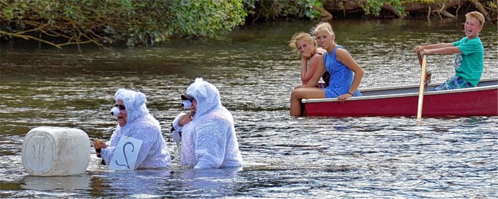 Auch verkleidete Eisbären können schwimmen