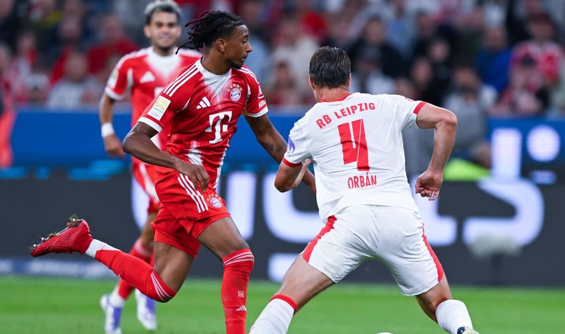 Die Bayern rollen los und feiern mit einem Bosse-Handschlag Zu gut für alle Leipziger: Michael Olise (l) lässt Willi Orban stehen. Bayerns Flügelstürmer traf doppelt und erzielte auch das erste Saisontor.