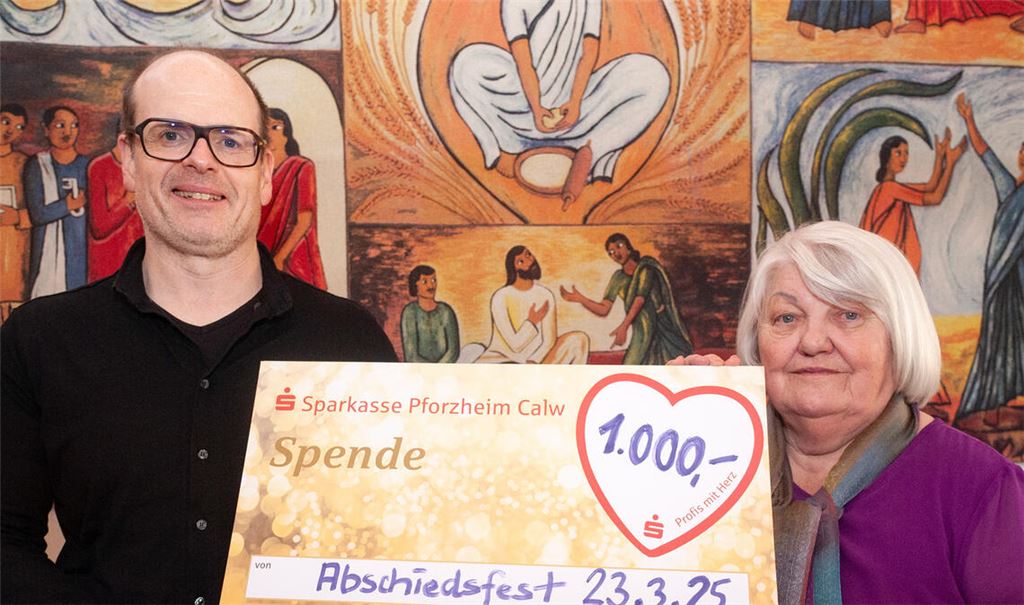 Zu ihrem Abschied aus Mühlacker übergibt Johanna Herzig 1000 Euro an Timo Münch für den Tafelladen. Foto: Fotomoment