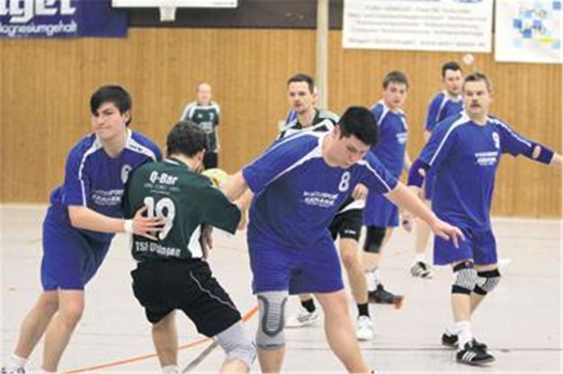 Zu selten gelingt es der Illinger Abwehr (in Blau), sich den Ditzinger Angreifern derart entgegen zu stemmen. Die meisten Gegentreffer fallen durch Tempogegenstöße.
Foto: Eigner