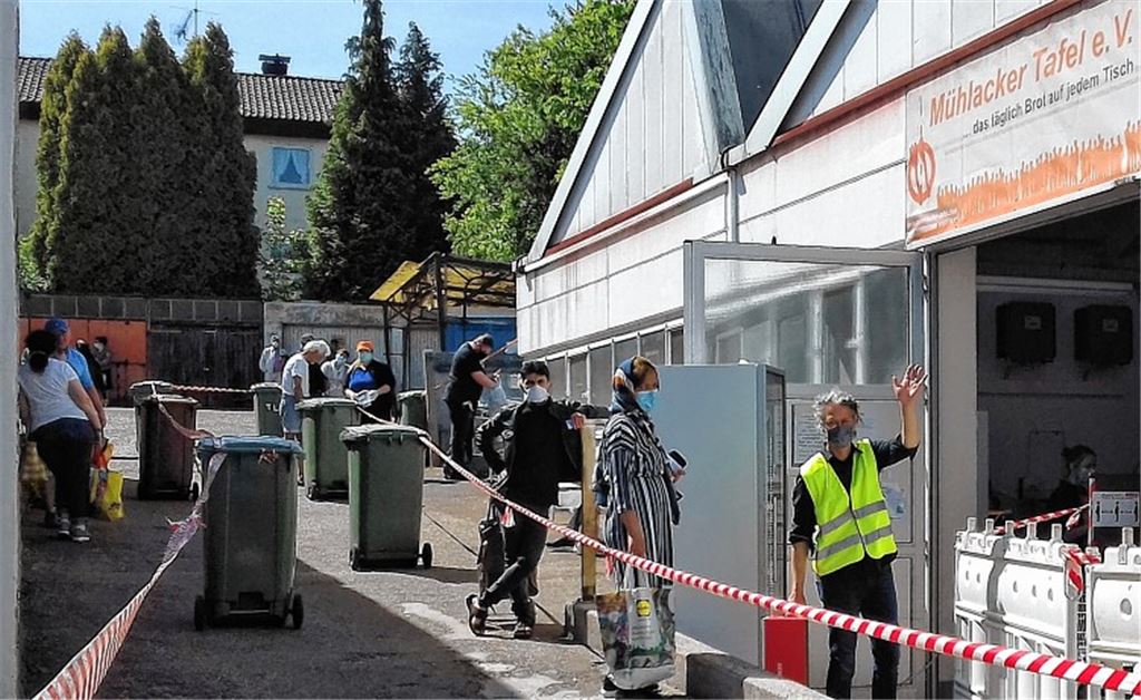Zu- und Abgang sind streng geregelt, um gesundheitliche Gefährdungen so weit wie möglich auszuschalten. Foto: Filitz