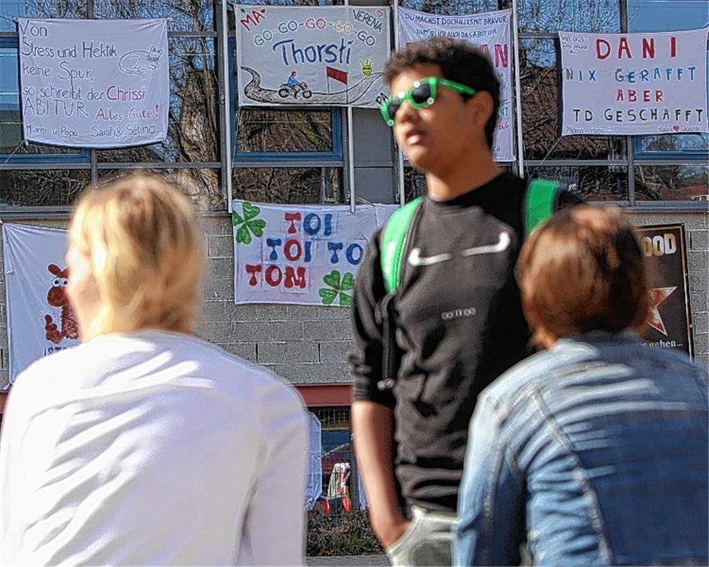 „Zu viel Wissen macht unzufrieden“, sagte Aristoteles. So gesehen wäre es kein Wunder, wenn die 431 Abiturienten des Enzkreises aktuell sauertöpfisch dreinschauen würden – schließlich sollten sie in diesen Tagen wegen der Abi-Prüfungen wissensmäßig auf der Höhe sein. 